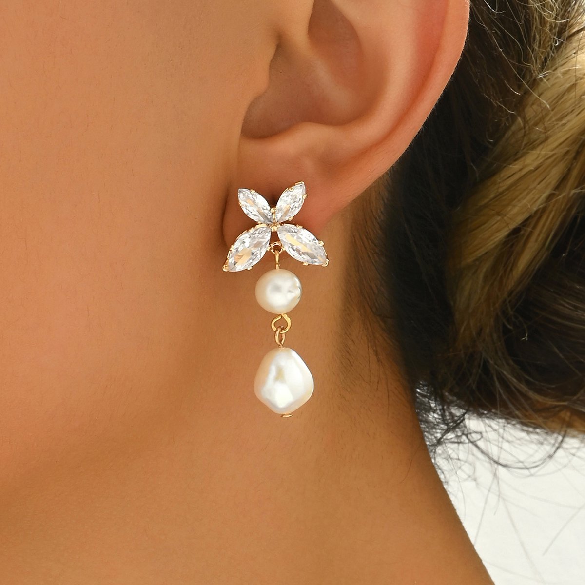 Chic Butterfly Pearl Drop Earrings Set - Elegant And Lightweight Jewelry For Women